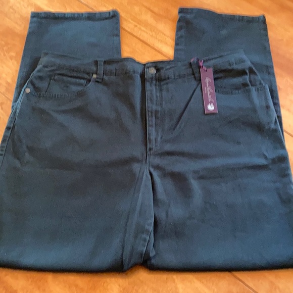 Gloria Vanderbilt Denim - ⭐️2X HP⭐️ NWT Gloria Vanderbilt deep forest jeans. 5 pocket design.